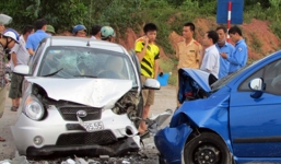 Tai nạn liên hoàn, ô tô tông xe máy văng xa 50m, 5 người thương vong